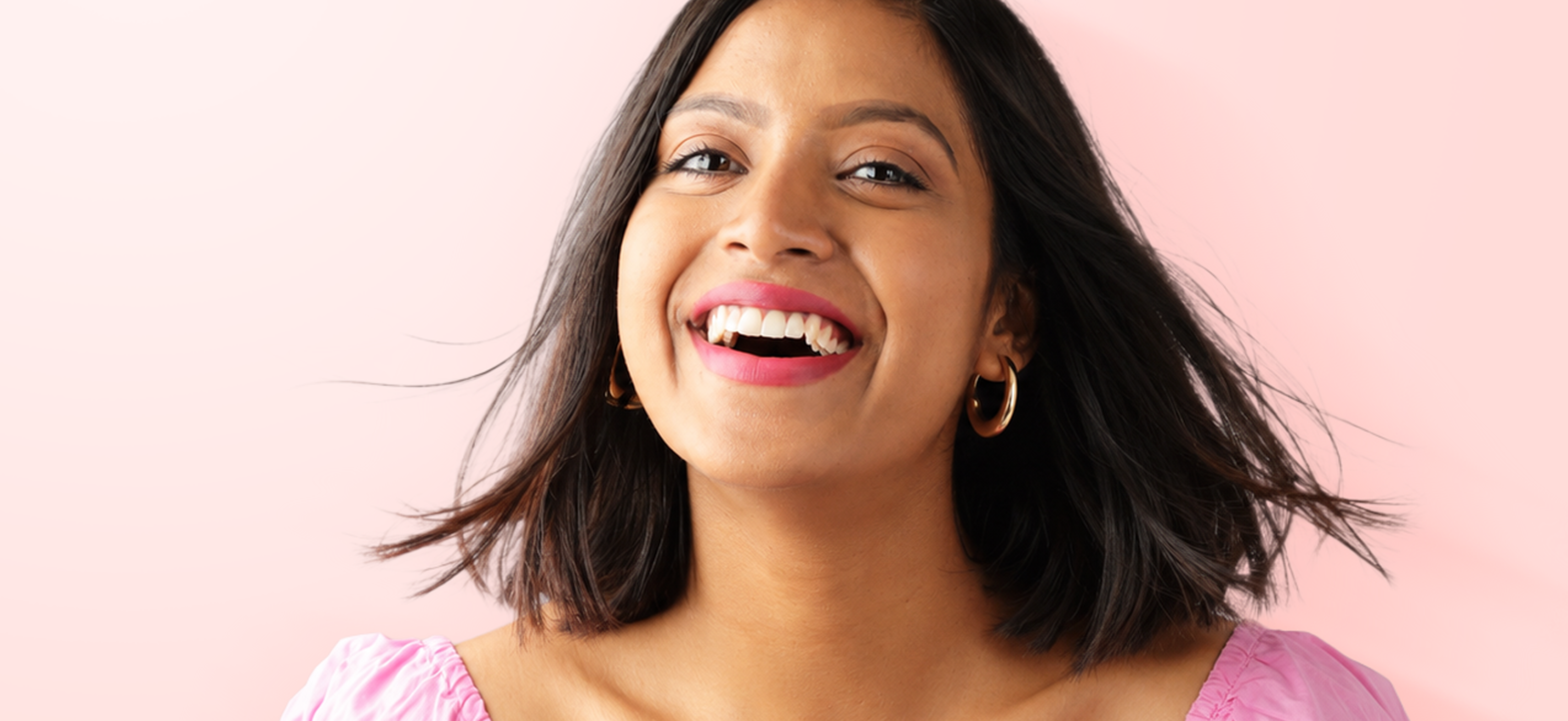 Amaé model smiling in pink top